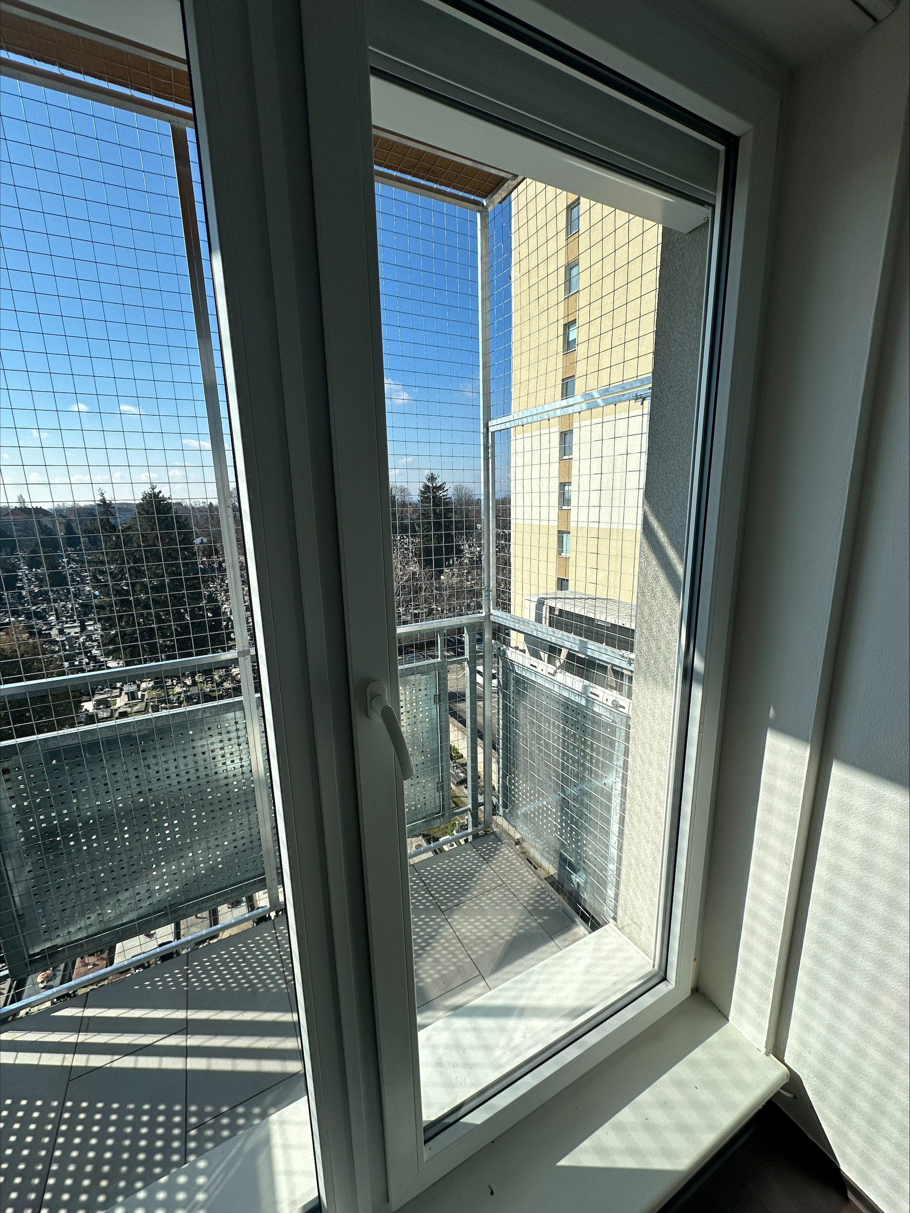 Zabezpečenie balkóna pre mačky v bytovom dome 2 Zabezpečenie balkóna pre mačky v bytovom dome – bezpečný priestor bez kompromisov