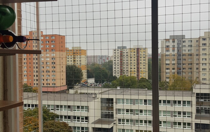 Zabezpečenie balkóna pre mačky – bezpečný priestor s poličkou na pozorovanie 1