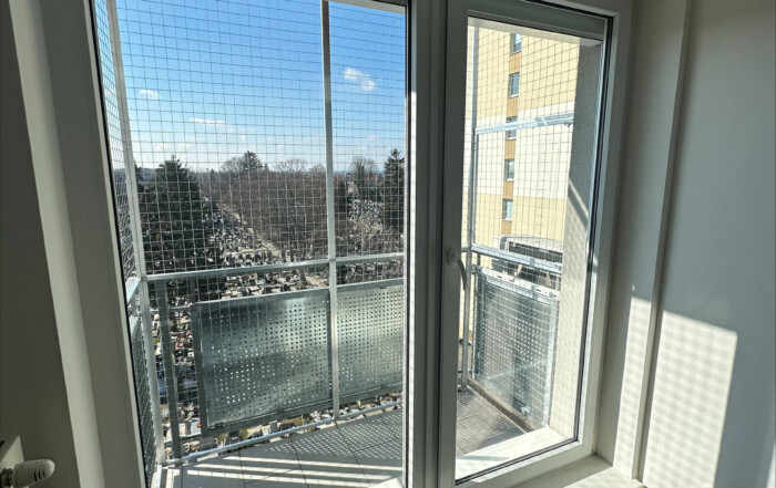 Zabezpečenie balkóna pre mačky v bytovom dome – bezpečný priestor bez kompromisov
